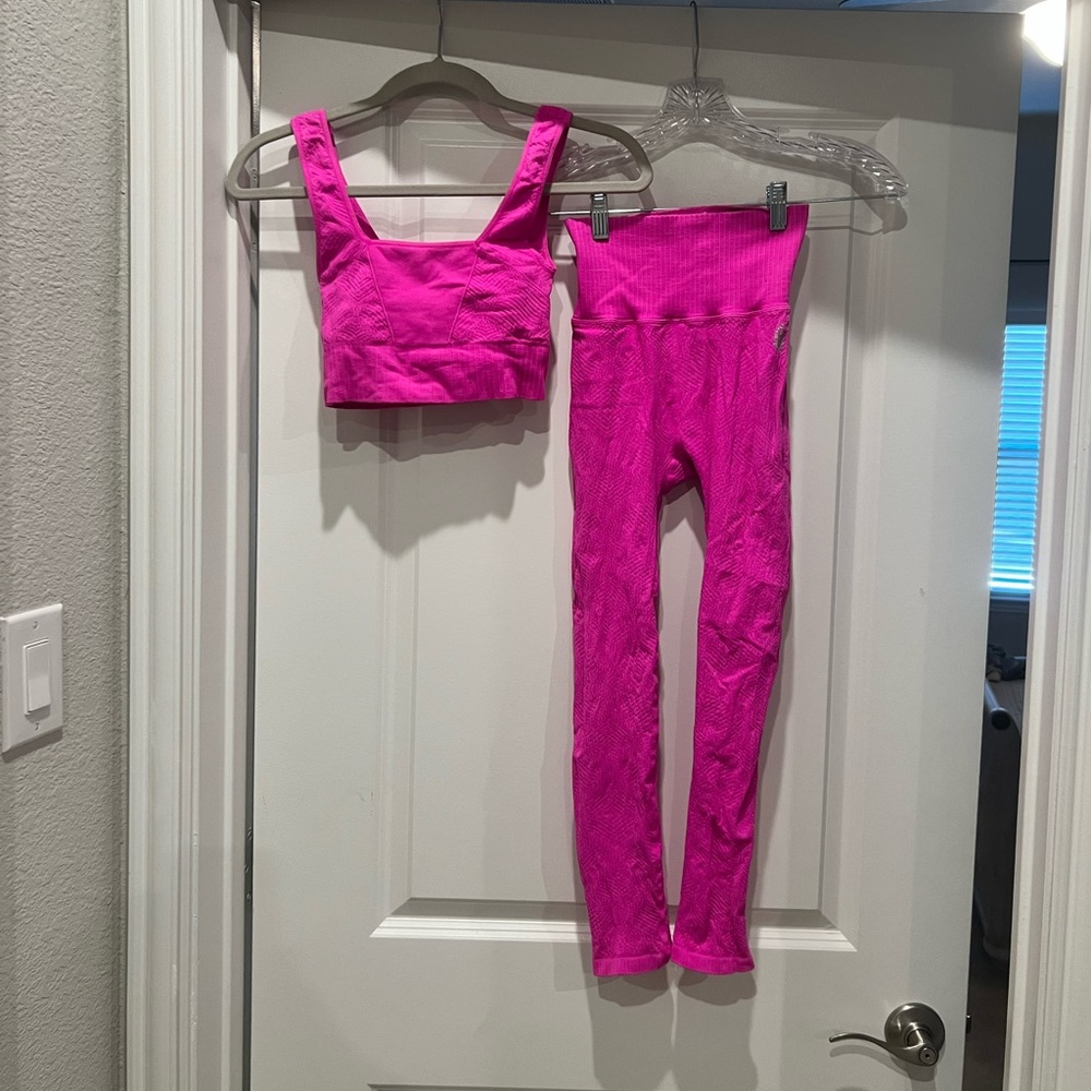 Free People Movement Yoga Set (Good Karma Tile Textured Set)